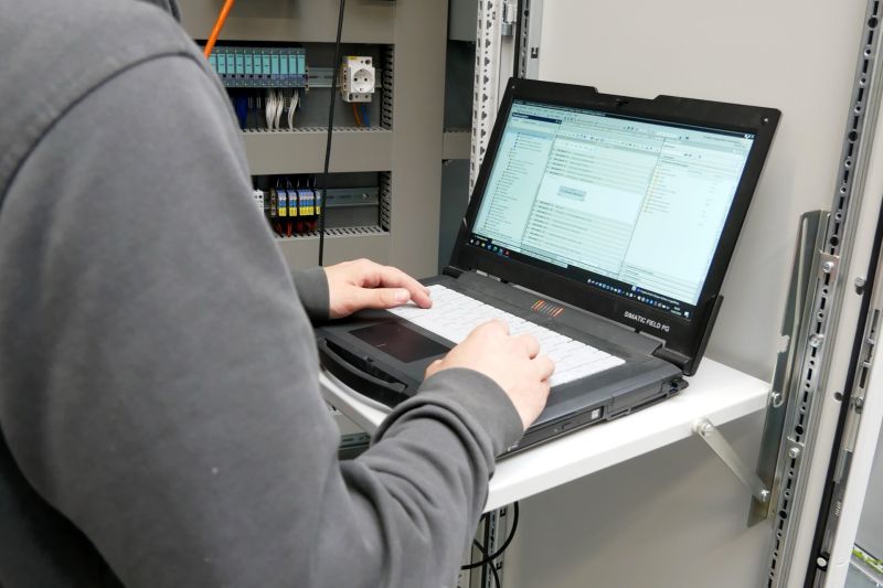 Robotergestuetzte Automatisierungsanlage in der Fertigung