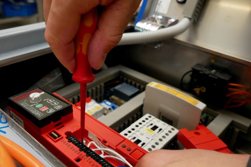 Verdrahteter Schaltschrank einer Sondermaschine